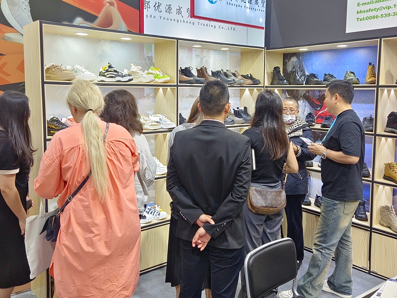 展會進行時|百華鞋業(yè)亮相第135屆中國進出口商品交易會（廣交會）三期，展會現場人氣爆棚！
